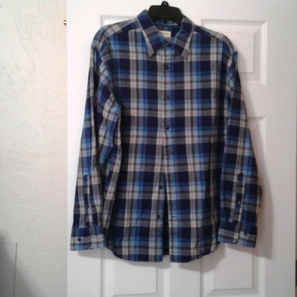 Men's long sleeve shirt.